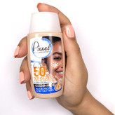 کرم ضد آفتاب رنگی پیکسل، SPF 50، مدل GOLDEN BEIGE، مناسب پوستهای آکنهدار و چرب با تنالیته تیره و حجم 50 میلیلیتر، محافظتکننده در برابر اشعههای UVA و PA ،UVB+++، ضد جوش و آکنه، دارای فرمولاسیون فاقد چربی و هیالورونیک اسید، با ماندگاری 2 ساعته